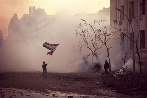 De Revolutionaire Geest van de 25e Januari-Revolutie: Een Ontleding van de Factoren die tot een Massabeweging Leidden